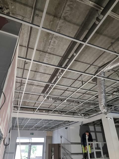 Wentylacja mechaniczna - montaż stropu podwieszanego z kanałami
